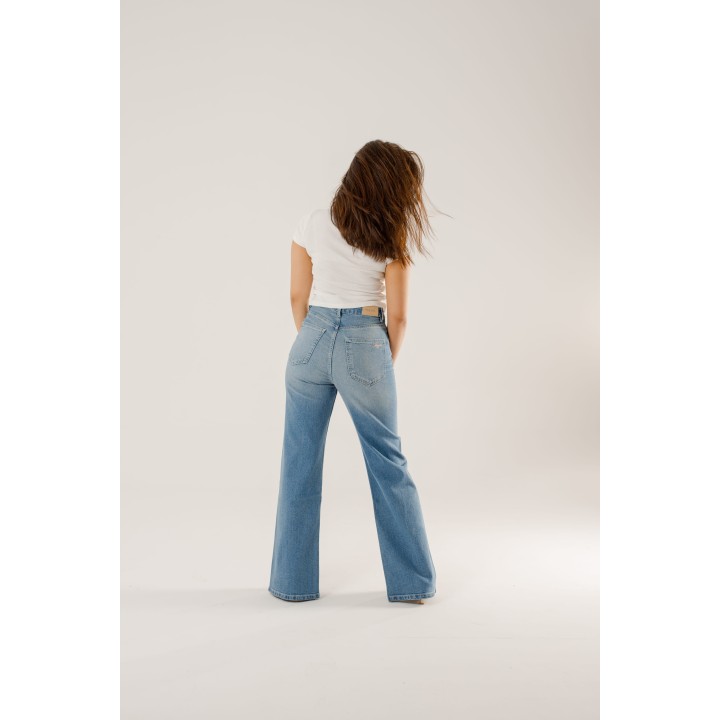jeans large taille haute à fente  et rivets