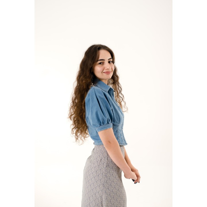Chemise en jean cintrée à manches bouffantes