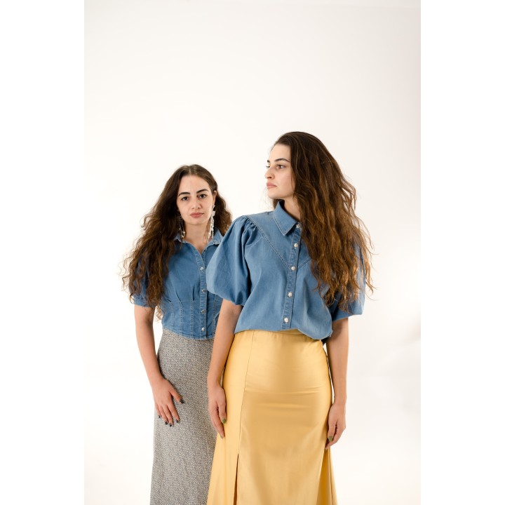 Chemise en jean cintrée à manches bouffantes